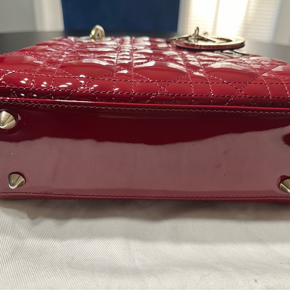 DIOR - Lady Dior medium in red patent - Picture 4 of 13